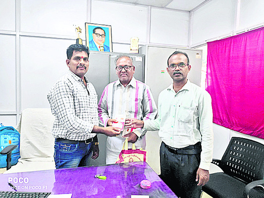 రైలు నుంచి జారిపడి వ్యక్తికి గాయాలు 2