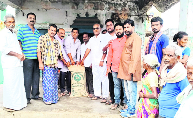 విత్తనాల పంపిణీలో రాజకీయం
1