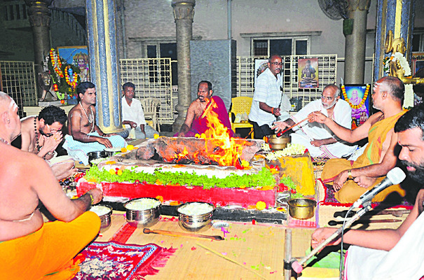 భక్తి శ్రద్ధలతో చండీహోమం2