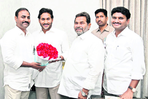 మాజీ ముఖ్యమంత్రిని కలిసిన నేతలు1