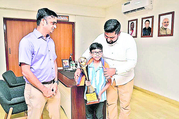 ● క్రీడాకారులకు సత్కారం1