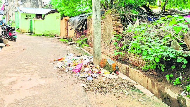 ముక్కు మూసుకొని నడవాల్సిందే..1