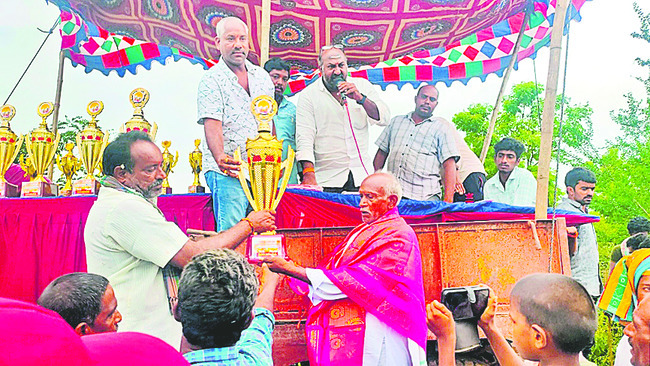 గాడాలలో ఎద్దుల బలప్రదర్శన 1