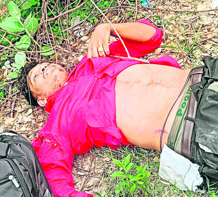 బైక్ను ఢీకొట్టిన కారు 1