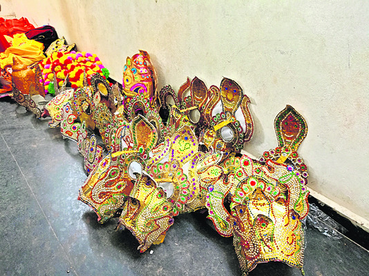 కిరీటాలు, పూలదండలు1