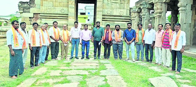 పురావస్తుశాఖ అధికారుల పరిశీలన 1