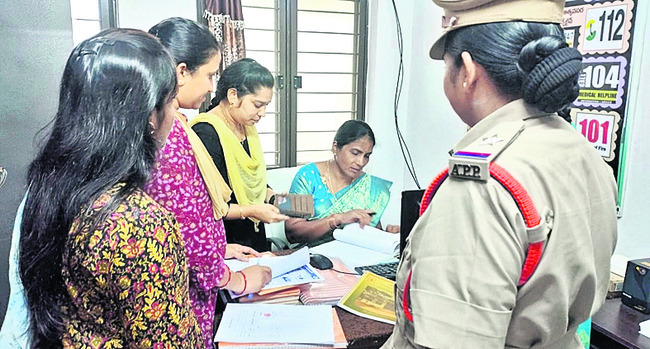 ఆపదలో ఉన్నవారికి అండగా నిలవాలి 1