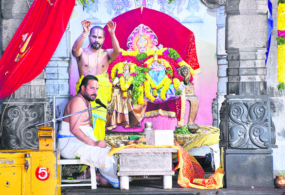సంప్రదాయబద్ధంగా నిత్యకల్యాణ వేడుక3