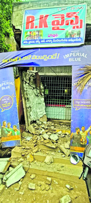 త్రుటిలో తప్పిన ప్రమాదం1