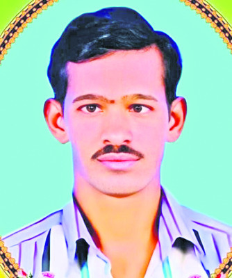 కరెంట్‌ షాక్‌తో స్తంభంపైనే ఒకరి మృతి 2