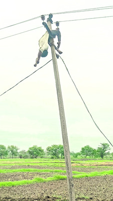కరెంట్‌ షాక్‌తో స్తంభంపైనే ఒకరి మృతి 1
