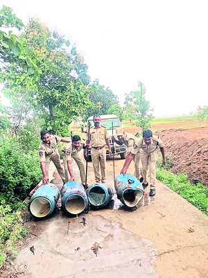 గుడుంబా విక్రయిస్తే కఠిన చర్యలు2