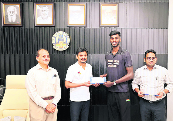 విజేతలకు బహుమతులు ప్రదానం 1