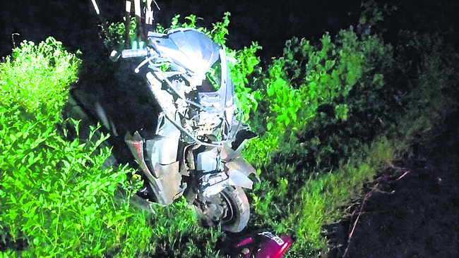 రెండు బైకులు ఢీకొని.. ముగ్గురికి తీవ్ర గాయాలు 2