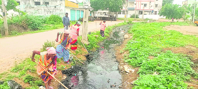 డ్రైనేజీల్లో పూడికతీత1