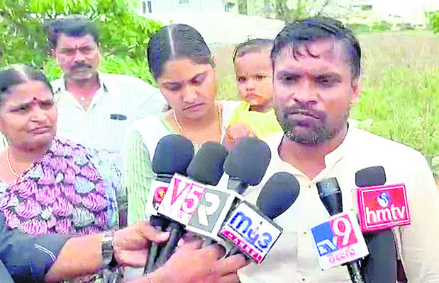 అక్రమ నిర్మాణాన్ని తొలగిస్తేనే కిందకు దిగుత!1