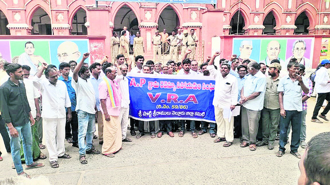 సమస్యల పరిష్కారానికి ఆందోళన బాట1