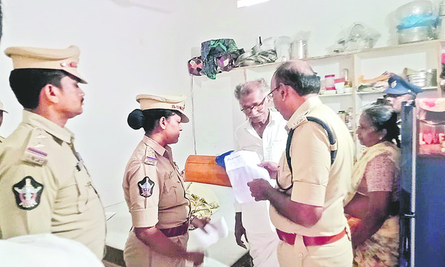 అమ్మనబ్రోలులో పోలీసుల సోదాలు
1