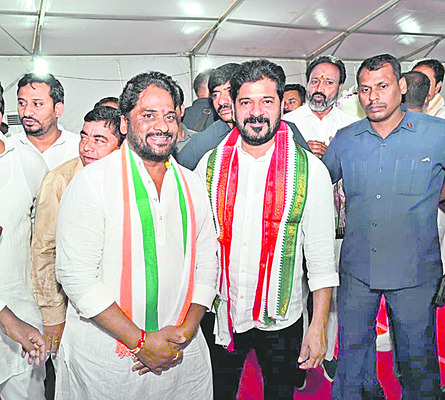 సీఎంని కలిసిన టీపీసీసీ రాష్ట్ర  ప్రధాన కార్యదర్శి మురళీ2