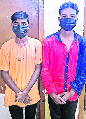 త్రుటిలో తప్పిన ప్రమాదం2