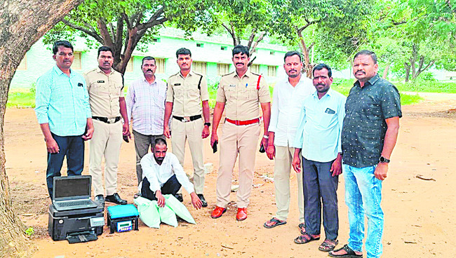కిలోన్నర గంజాయి పట్టివేత
2
