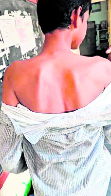 విద్యార్థిని చితకబాదిన పీడీ 1