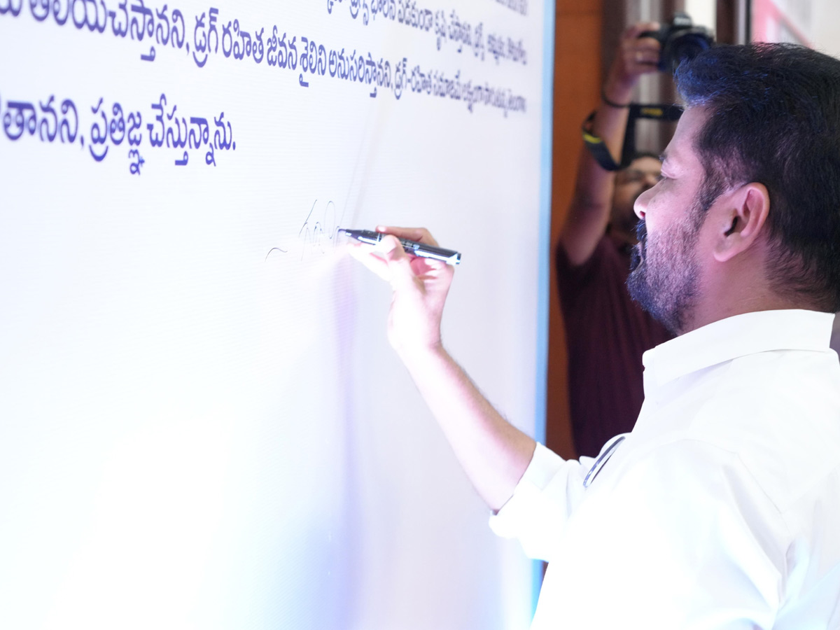 CM Revanth Reddy,Ram Charan,Vijay Deverakonda participate Anti-Drugs Day Event in Hyderabad Photos 13