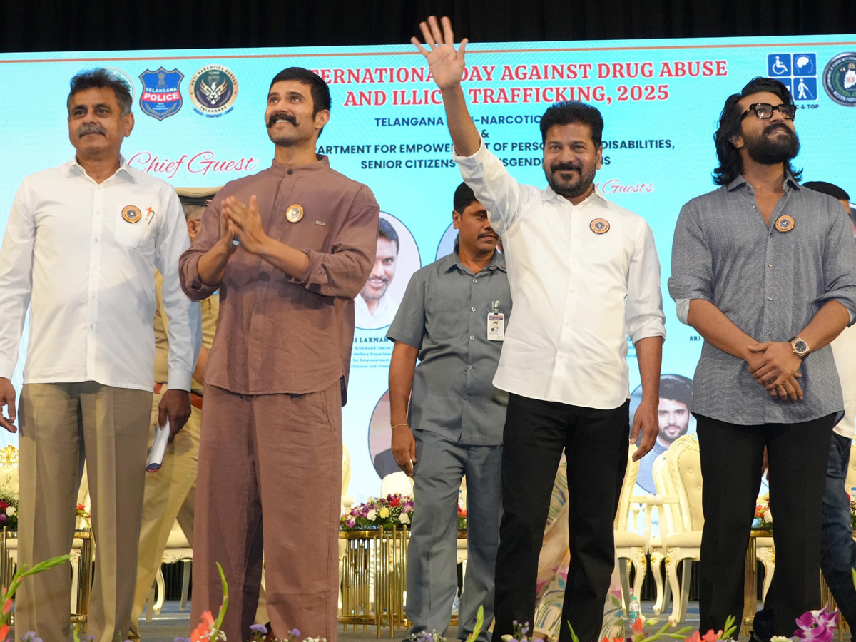 CM Revanth Reddy,Ram Charan,Vijay Deverakonda participate Anti-Drugs Day Event in Hyderabad Photos 7
