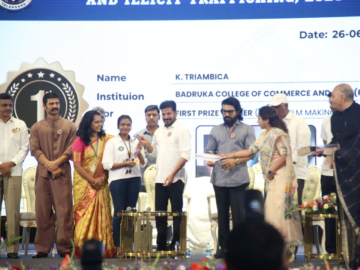 CM Revanth Reddy,Ram Charan,Vijay Deverakonda participate Anti-Drugs Day Event in Hyderabad Photos 17
