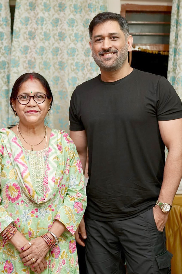 MS Dhoni Attends Childhood friend Birthday party Photos15