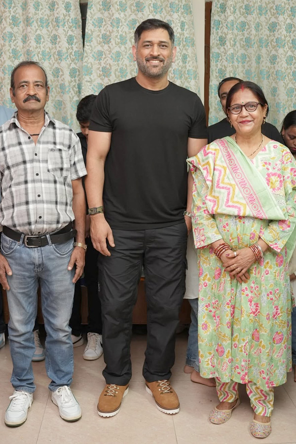 MS Dhoni Attends Childhood friend Birthday party Photos9