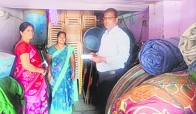 ఫ్యాన్సీ స్టోర్‌ నడుపుతున్న  2