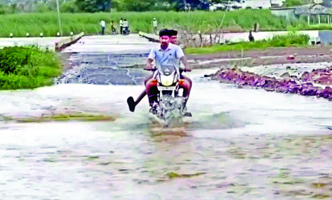 కుండపోత వర్షాలు.. ఉపనదుల పరవళ్లు 1