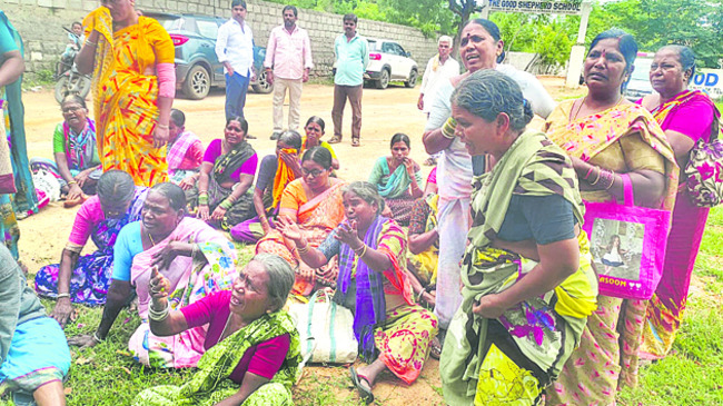 పోలీస్‌ పహారాలో ఎనికేపల్లి1