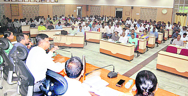 ‘వార్డు సభ్యులకు తెలుపకుండా పనులేంటి..?’ 1