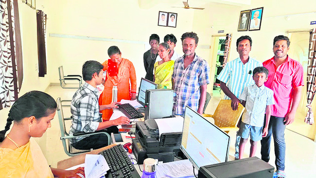వేల సంఖ్యలో పోటెత్తిన అర్జీలు 1