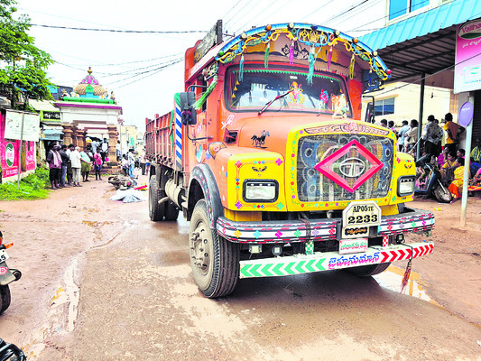 లారీ రూపంలో కబళించిన మృత్యువు 1
