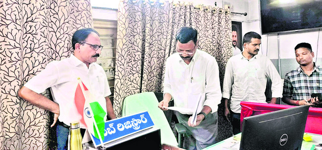 భీమదేవరపల్లి సబ్ రిజిస్ట్రార్ కార్యాలయంలో ఏసీబీ తనిఖీ1