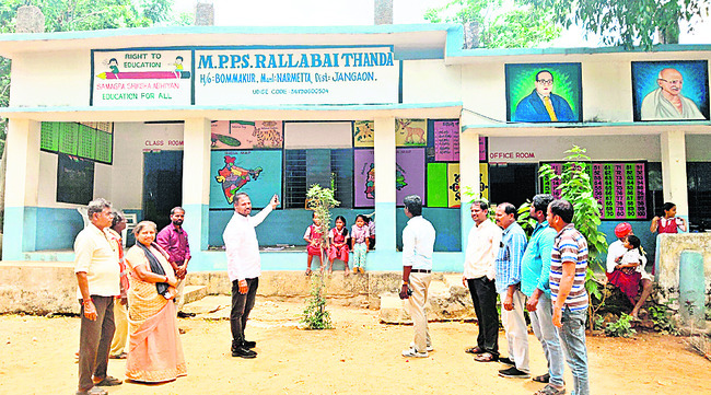బతుకమ్మకుంట పనుల్లో వేగం పెంచాలి : కలెక్టర్
2