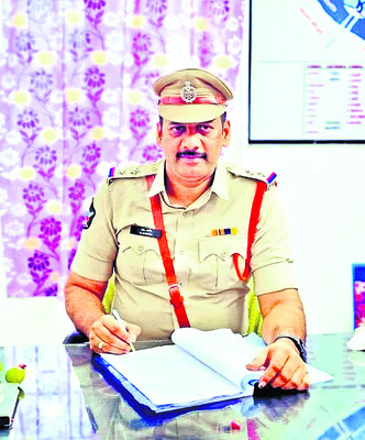 ఆగి ఉన్న లారీని ఢీకొట్టిన కారు3