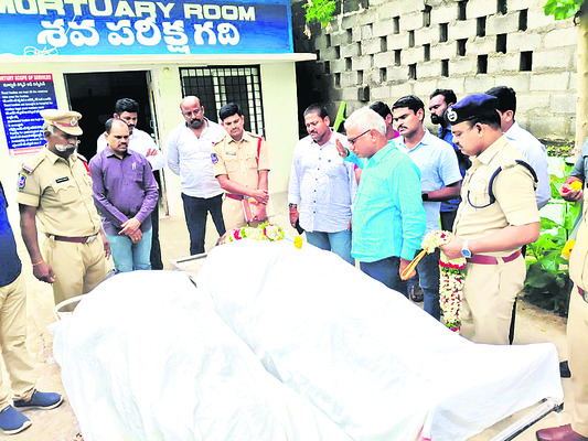 ఆగి ఉన్న లారీని ఢీకొట్టిన కారు1