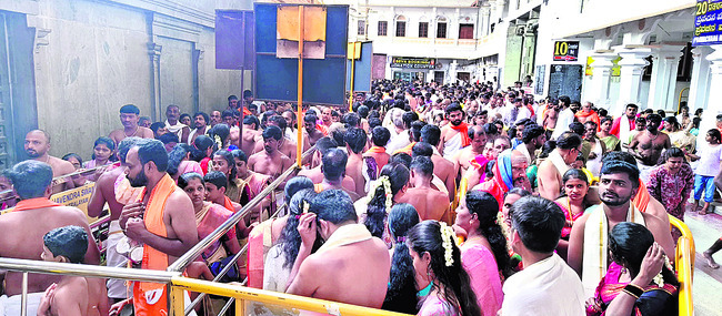 శ్రీమఠంలో భక్తుల రద్దీ 1