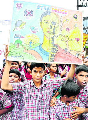 మాదకద్రవ్యాలకు దూరంగా ఉండాలి 1