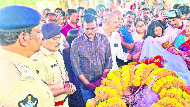 కర్తవ్య నిర్వహణలో విగతజీవులై.. 1