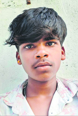 చేపల కోసం వెళ్లి.. స్తంభాన్ని ఢీకొట్టి 1