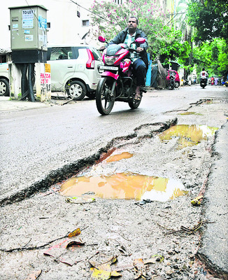 వీటిని రోడ్లంటారా?5