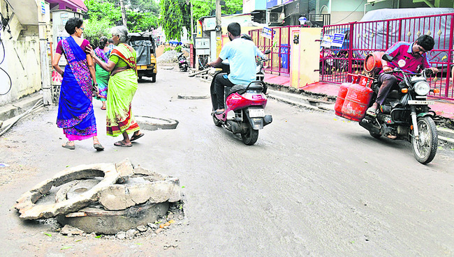 వీటిని రోడ్లంటారా?6