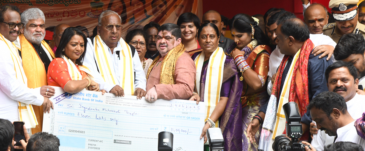 Bonalu 2025 Festival Begins in Telangana Photos2