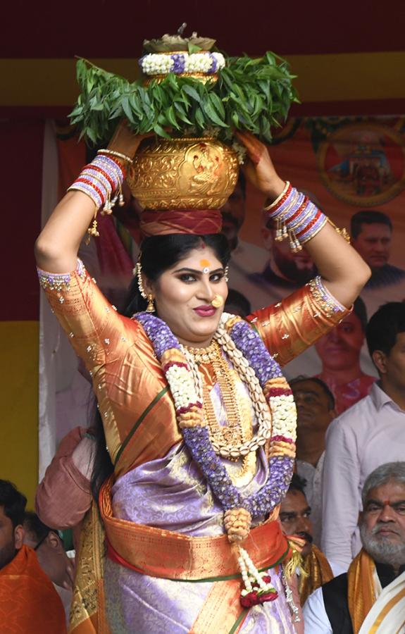 Bonalu 2025 Festival Begins in Telangana Photos4