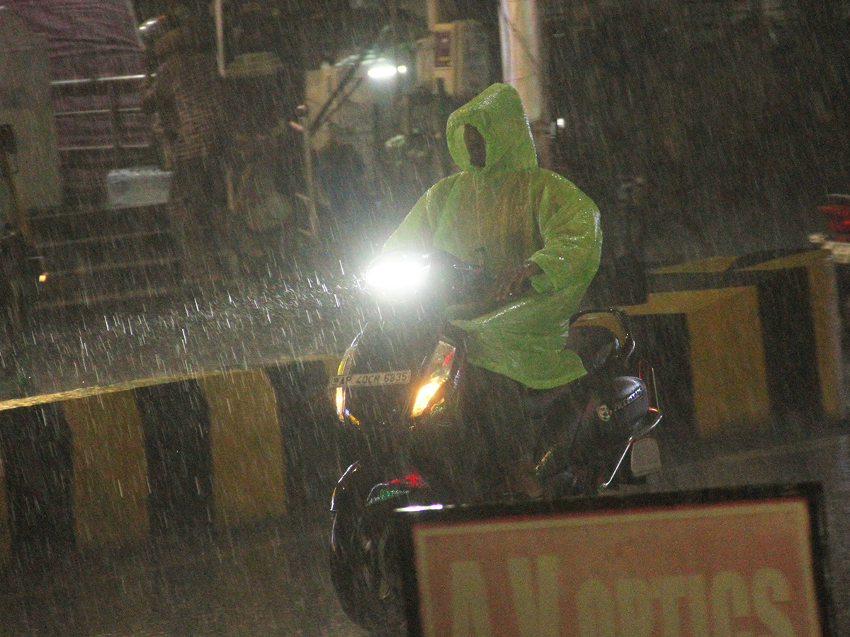 heavy rain in vijayawada photos13